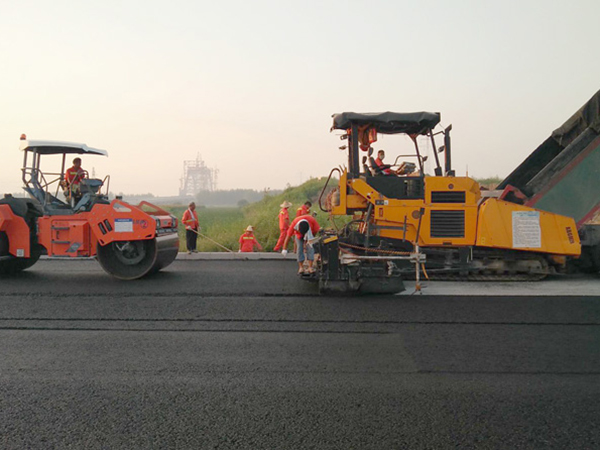 瀝青攤鋪施工現場